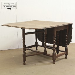 Gateleg table